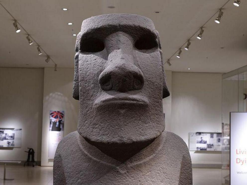 A Rapa Nui sculptor has offered to create an exact replica of the famed Easter Island head (Wikimedia Commons)