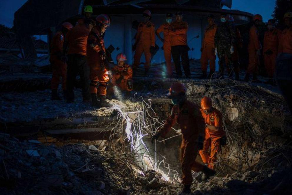 Rescuers search for victims in Tanjung, Lombok.