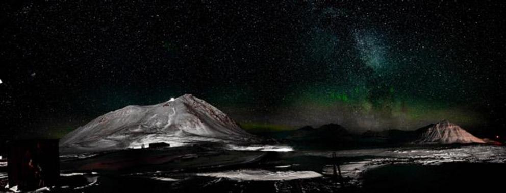 Aurora and stars over Ny-Ålesund.