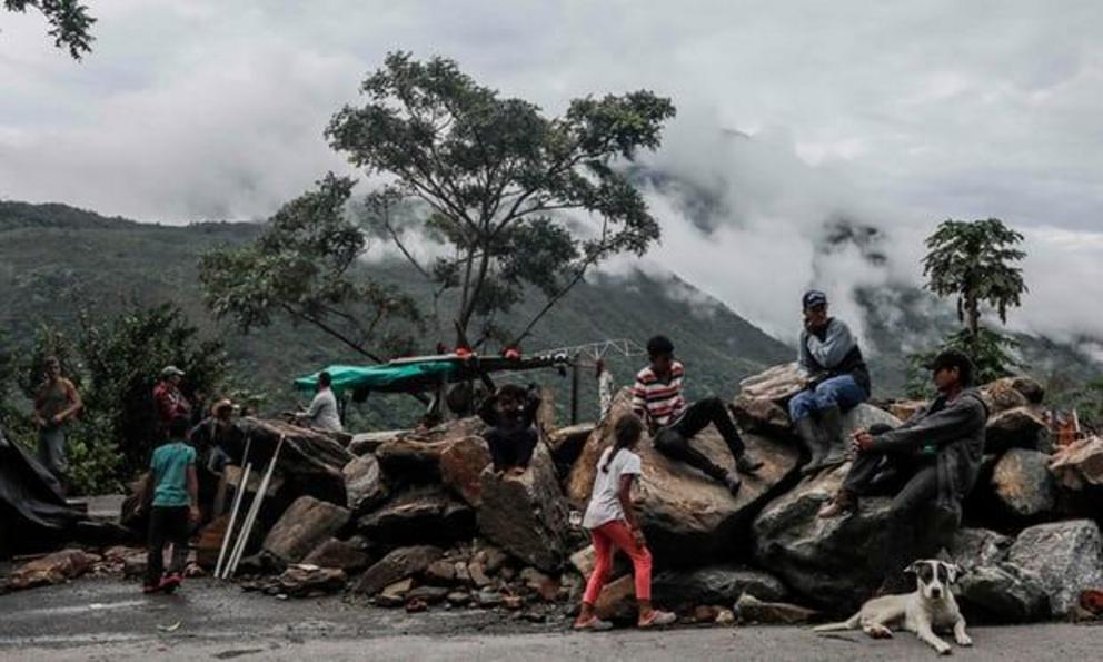 Displaced families from the banks of the Cauca river camp on a road near Ituango municipality on 13 May 2018.