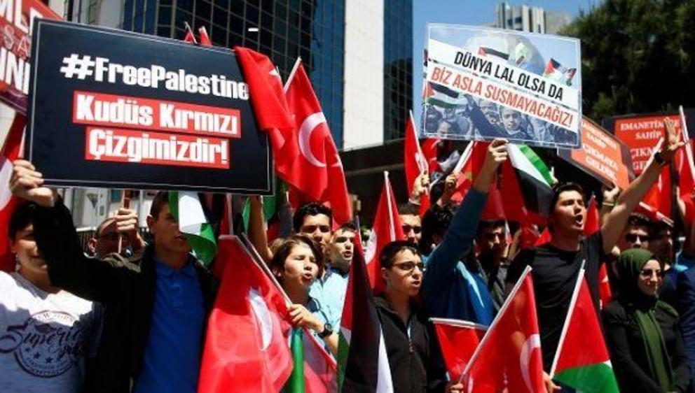 Pro-Palestinian demonstrators shout slogans during a protest against the U.S. embassy move to Jerusalem, near the Israeli consulate in Istanbul. | Photo: Reuters