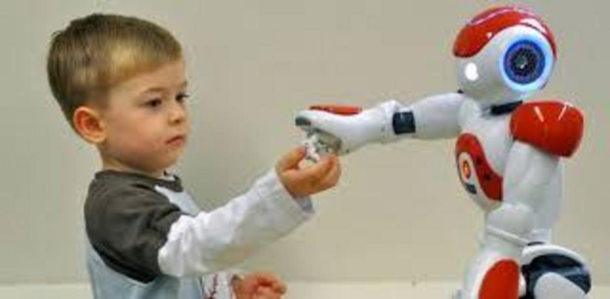 Папа играет робот. Роботы для детей. Современные роботы для детей. Лучшие роботы для детей. Робот младенец.