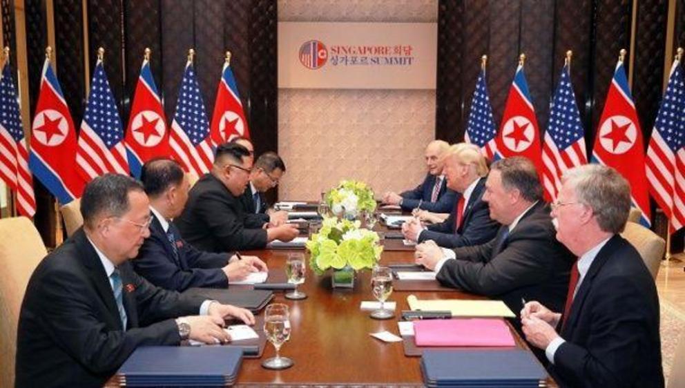 U.S. President Donald Trump and North Korea's leader Kim Jong Un attend a meeting in Singapore. June 11, 2018 | Photo: Reuters via KCNA
