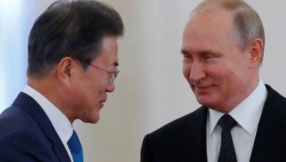 outh Korea's President Moon Jae-in (L) meets with his Russian counterpart Vladimir Putin in the Kremlin. | Photo: Reuters