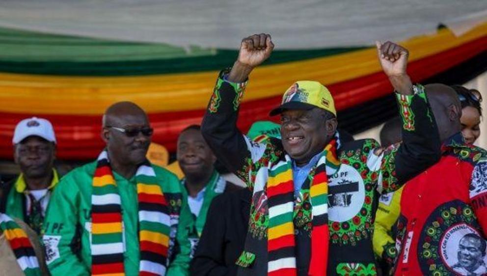 Zimbabwe's President Emmerson Mnangagwa greets supporters before an explosion at an election rally in Bulawayo, June 23, 2018. | Photo: Reuters