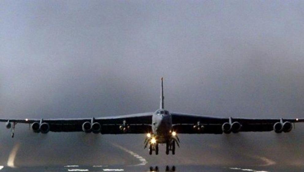 A U.S. B-52 Stratofortress bomber takes off. | Photo: Reuters