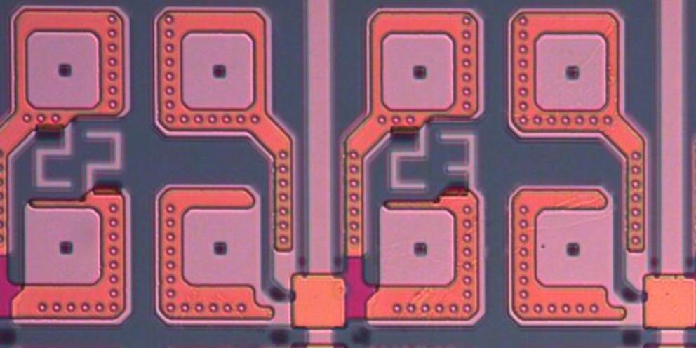 Tiny pores were filled with molecules and brought into electrical contact via a platinum electrode from below and a gold nanoparticle electrode from above.  Credit: IBM Research - Zurich