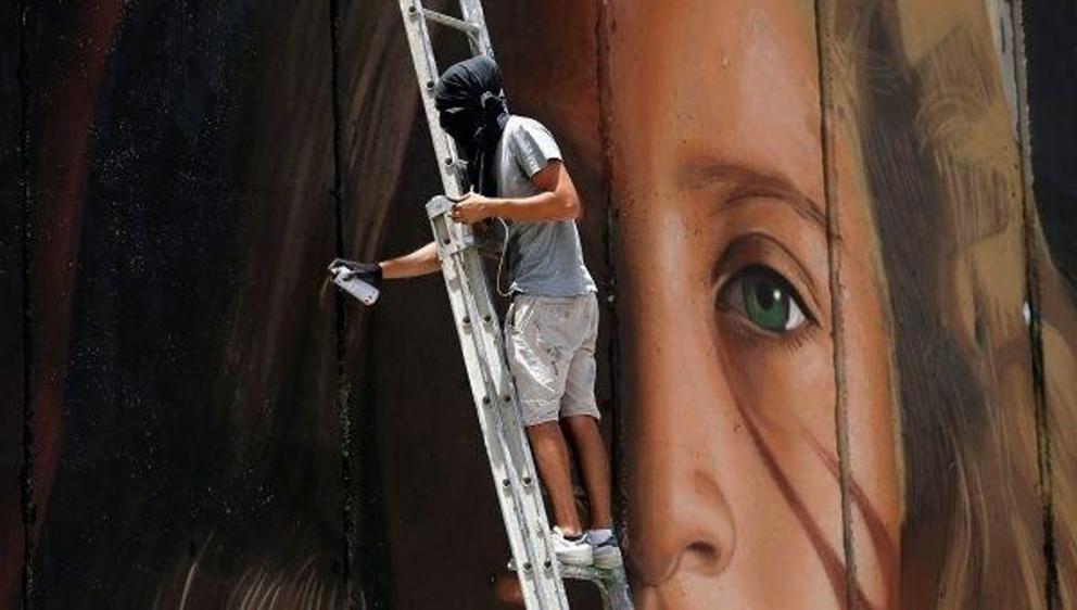 The 13-foot mural is the creation of Italian street artist Agostino Chirwin, who has a reputation for painting activists. | Photo: Reuters