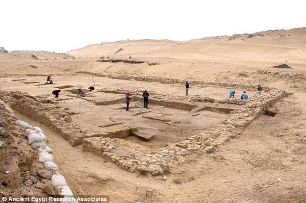 4,500-year-old 'paramilitary kitchens' used by pyramid builders for ...