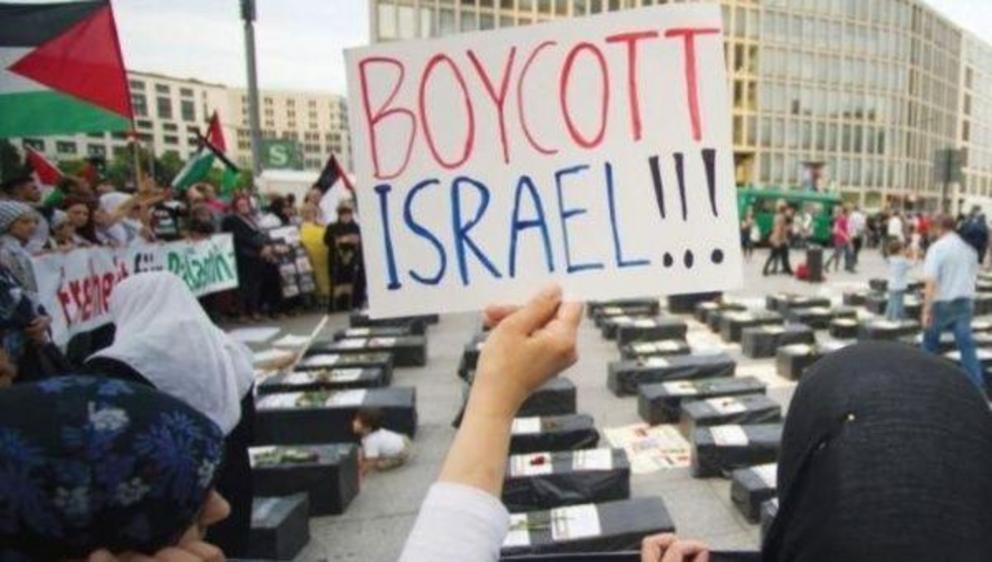 Pro-Palestinian demonstrators demand a boycott against Israel. | Photo: Reuters