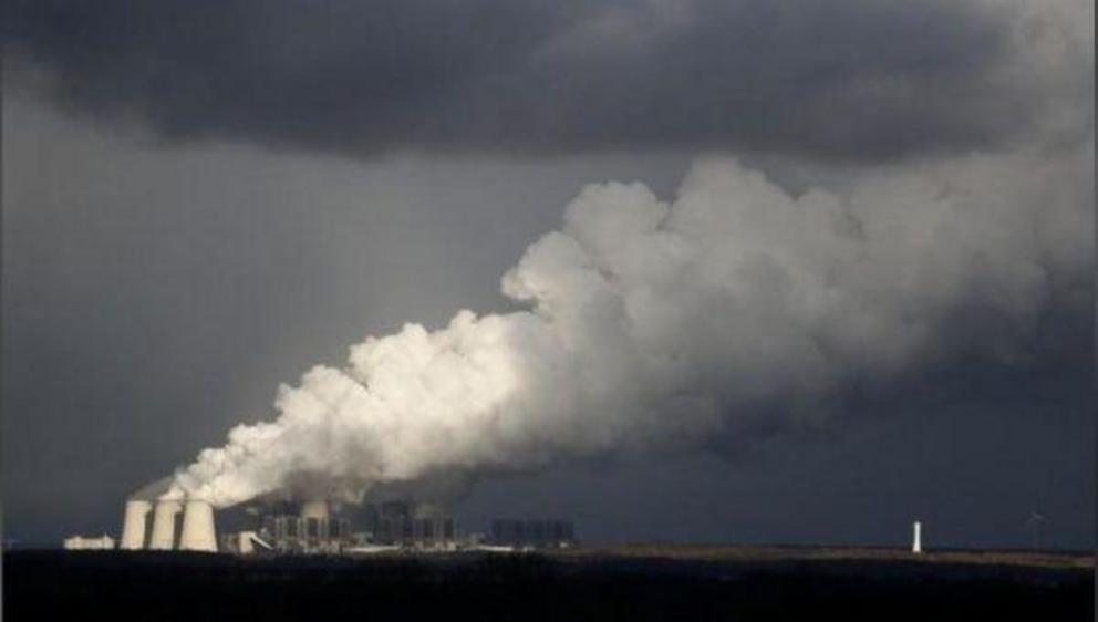 Smoke rises from a coal power plant. | Photo: Reuters