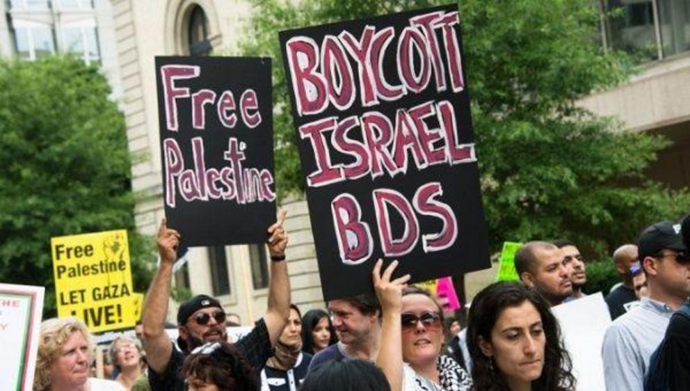 Activists call for boycotting Israel. | Photo: BDSMovement