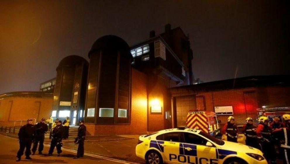Police officers and firemen stand outside Winson Green prison, run by security firm G4S, after a serious disturbance broke out, in Birmingham, Britain, December 16, 2016. | Photo: Reuters