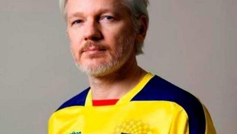 WikiLeaks founder Julian Assange wearing an Ecuadorean soccer jersey in a picture posted on his Twitter account, when he was granted the Ecuadorean Citizenship. | Photo: Twitter @JulianAssange