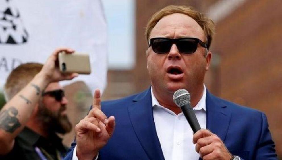 Alex Jones from Infowars.com speaks during a rally in support of Republican presidential candidate Donald Trump near the Republican National Convention in Cleveland, Ohio, U.S., July 18, 2016. | Photo: Reuters