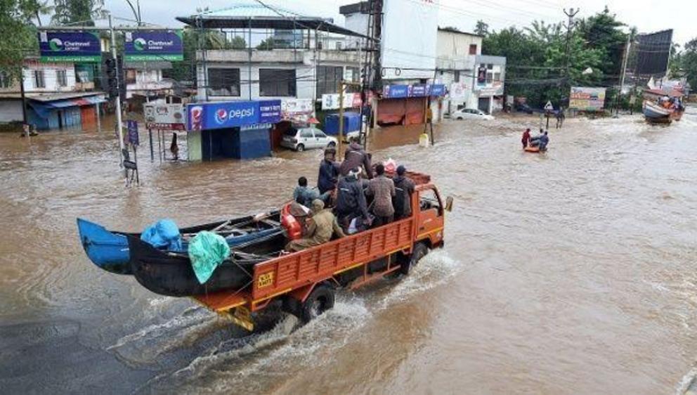 A supply truck transporting boats to flooded areas moves through a water-logged road in Aluva in the southern state of Kerala, India, August 18, 2018. | Photo: Reuters