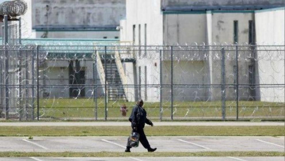 A guard leaves the Lee Correctional Institution in Bishopville, Lee County, South Carolina, U.S. | Photo: Reuters