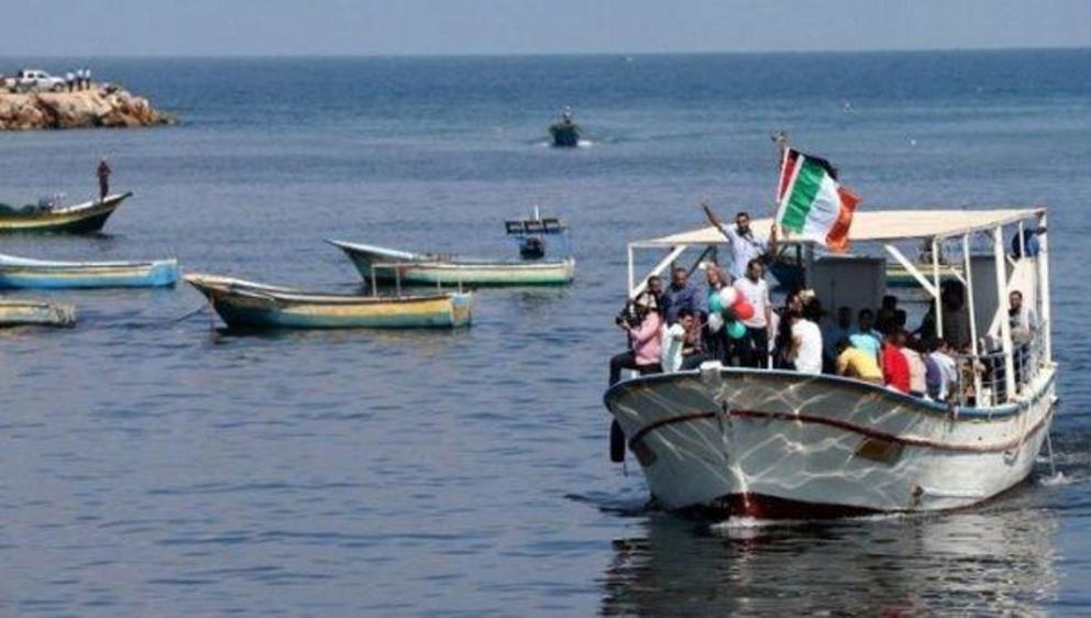 Palestinians ride a boat as they take part in a rally to show solidarity with Gaza-bound flotilla Oct. 5, 2016.. | Photo: Reuters