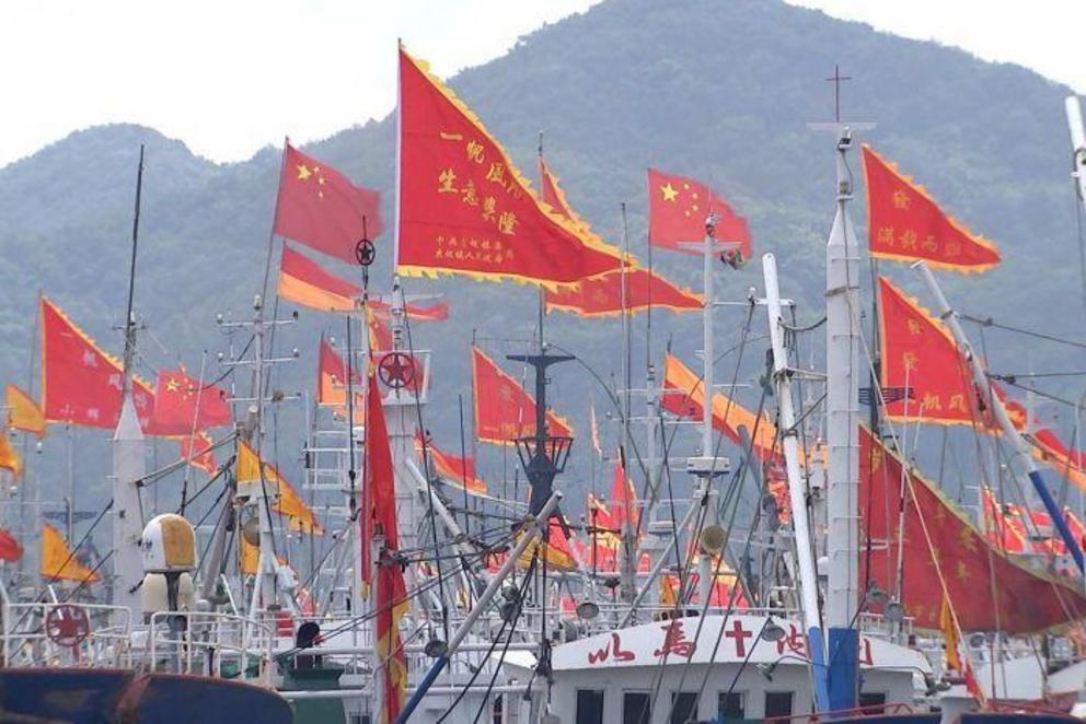 The flags wish the Zhoushan fleet a safe and successful trip.