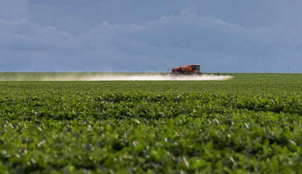 Pesticides being applied on soy field. A bill now moving through congress would ease Brazil’s current pesticide regulations.