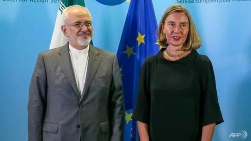 EU foreign policy chief Federica Mogherini (r), speaking alongside Iranian Foreign Minister Mohammad Javad Zarif