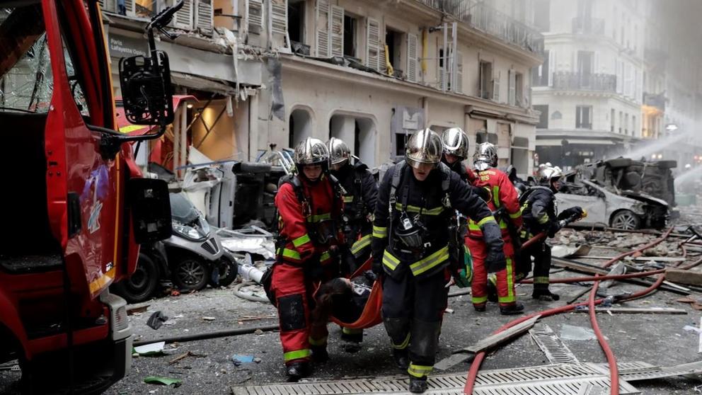 Firefighters evacuate an injured person after the explosion in central Paris © Thomas SAMSON / AFP 