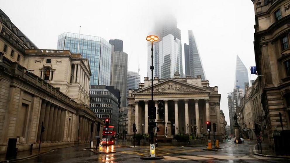 The Bank of England is seen in the financial district during rainy weather in London © Reuters / Henry Nicholls 