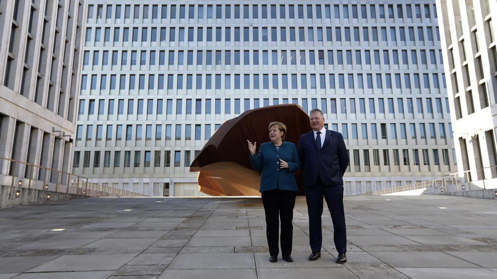 German Chancellor Angela Merkel, left, and Bruno Kahl, President of the BND, pose during the official opening of the Federal Intelligence Service, BND, building in Berlin, Germany, February 8, 2019. ©  Michael Sohn/Pool via Reuters