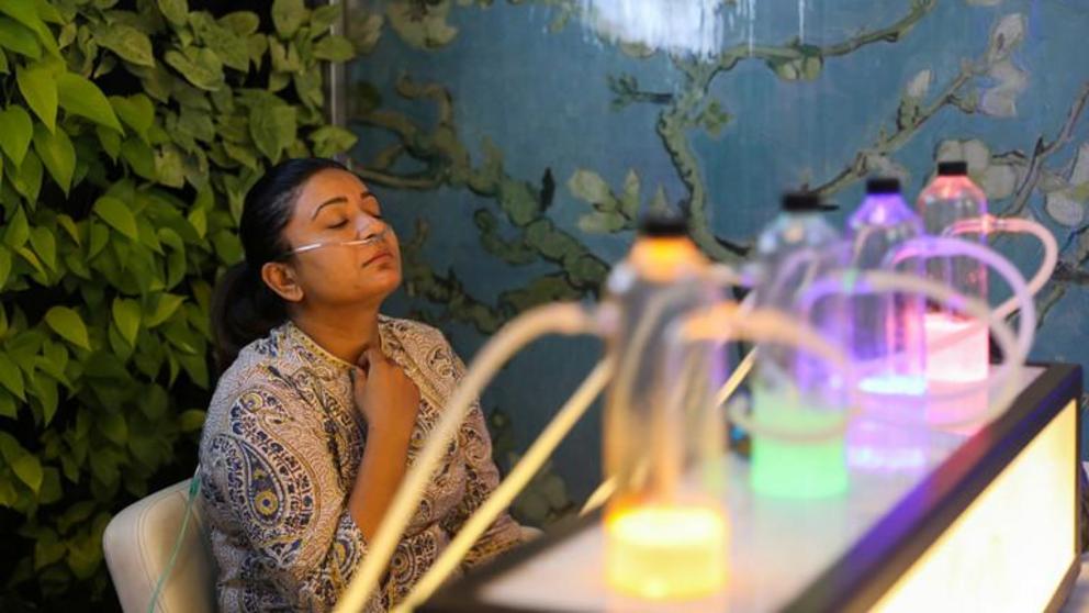A customer inhales oxygen mixed with aromatherapy at an oxygen bar in New Delhi, India, November 15, 2019. ©  Reuters / Anushree Fadnavis