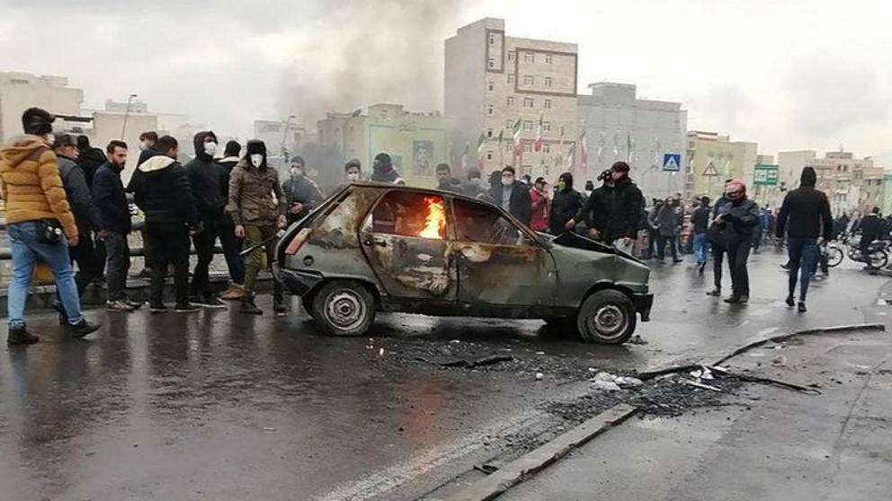 Iranian protesters gather around a burning car during a demonstration against an increase in gasoline prices in the capital Tehran, on November 16, 2019 © AFP 