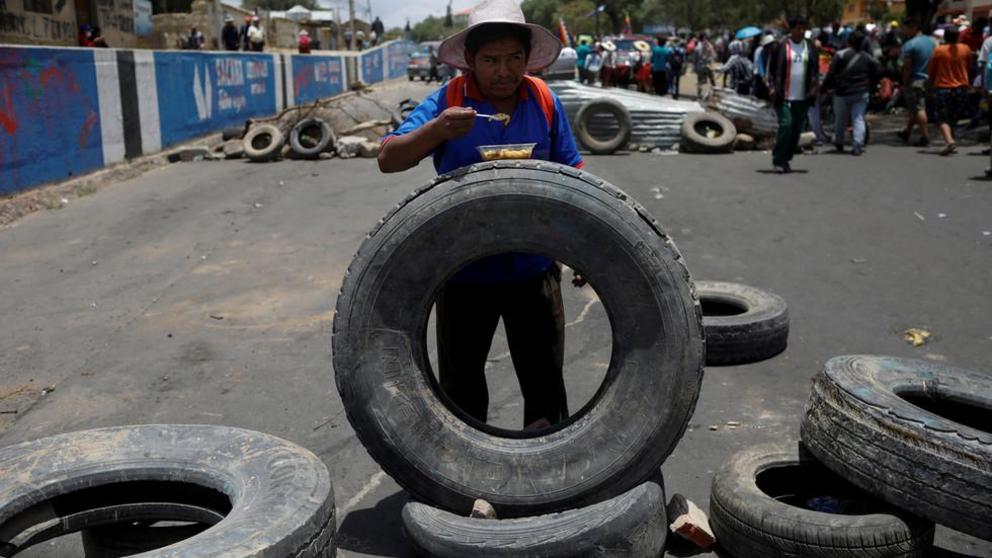 Bolivian protesters setting up a blockade © Reuters / Marco Bello 