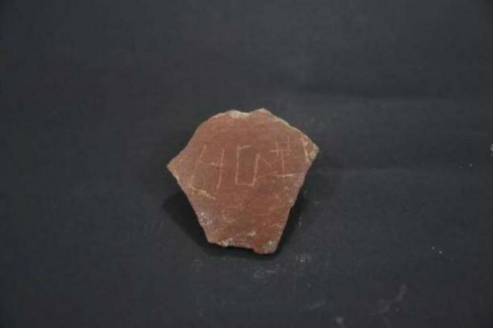 A pot sherd with a ‘Tamizhi’ inscription found at Keezhadi, Tamil Nadu.