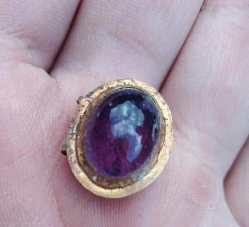 The violet amethyst medallion found in the tomb