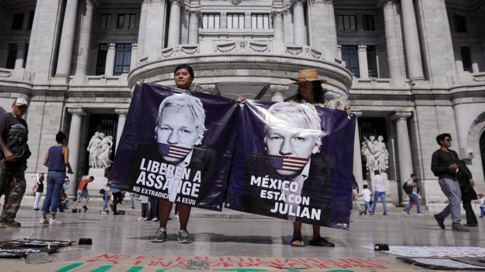 FILE PHOTO. Supporters of WikiLeaks founder Julian Assange protest in Mexico City. ©REUTERS / Luis Cortes 