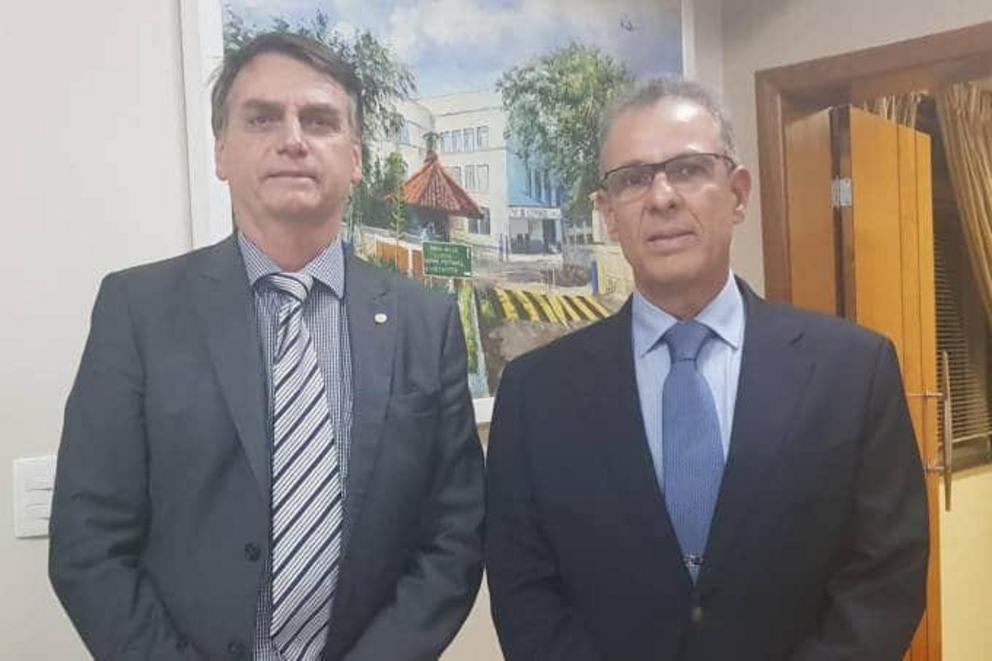 President Jair Bolsonaro (left) with new Minister of Mines and Energy Admiral Bento Albuquerque.