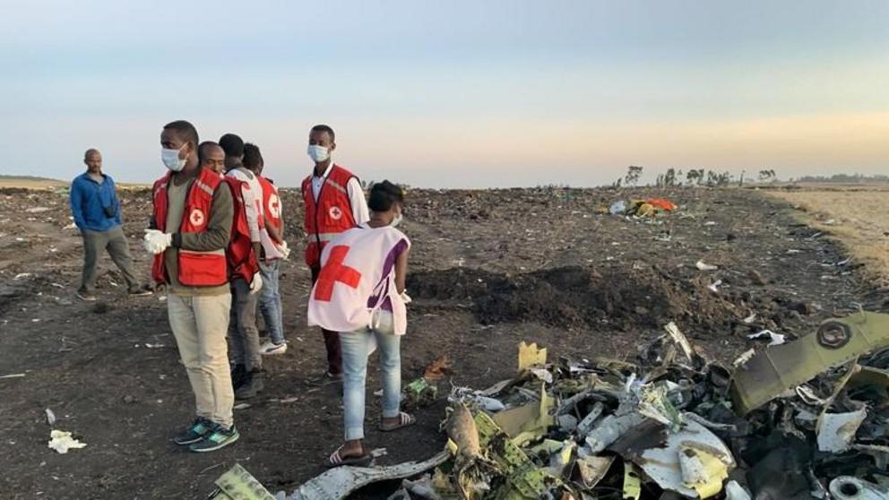 Rescuers work beside the wreckage of an Ethiopian Airlines aircraft at the crash site, some 50 km east of Addis Ababa, capital of Ethiopia, on March 10, 2019 ©  Global Look Press 