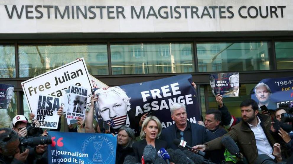 Kristinn Hrafnsson, editor in chief of Wikileaks, and barrister Jennifer Robinson talk to the media outside the Westminster Magistrates Court © REUTERS/Hannah McKay 