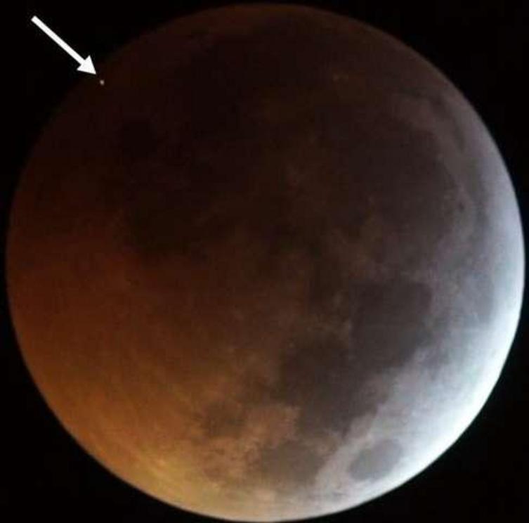 The flash from the impact of the meteorite on the eclipsed Moon, seen as the dot at top left (indicated by the arrow in the image), as recorded by two of the telescopes operating in the framework of the MIDAS Survey from Sevilla (Spain) on 2019 January 21