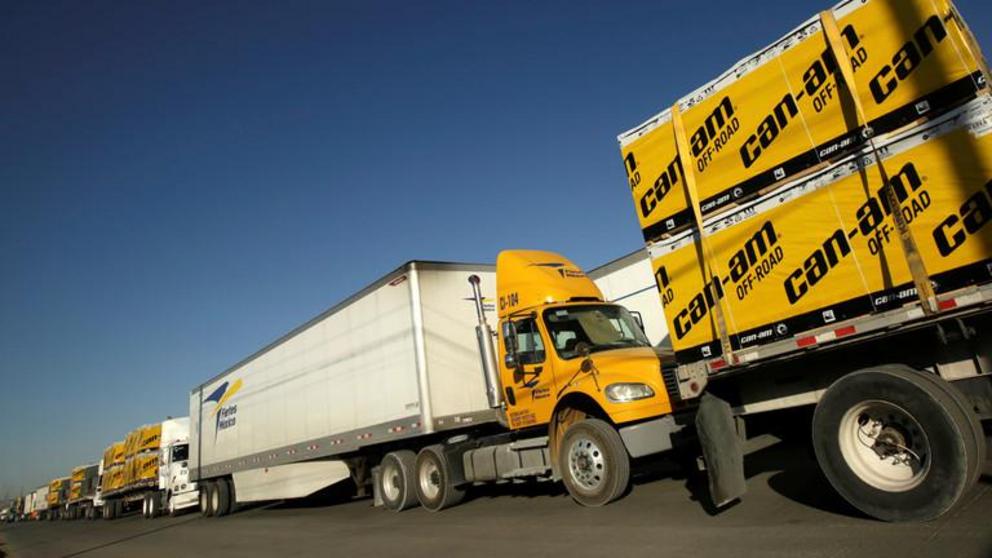 FILE PHOTO: Trucks in a long queue for border customs control to cross into the US at the Zaragoza-Ysleta border © Reuters / Jose Luis Gonzalez 