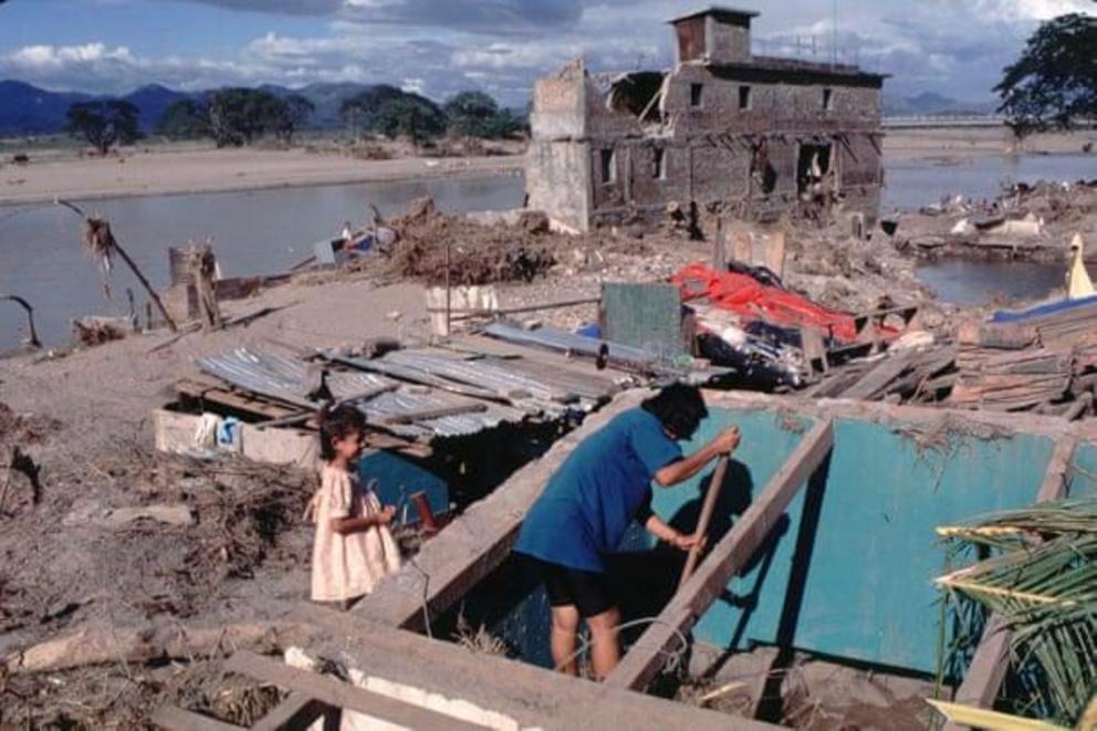 Residents of Choluteca after Hurricane Mitch ravaged their town in 1998. The storm left at least 8,000 people dead.