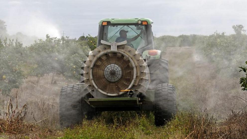 FILE PHOTO: A farm worker sprays pesticides on a grapefruit grove in Vero Beach, Florida. ©  Reuters / Joe Skipper