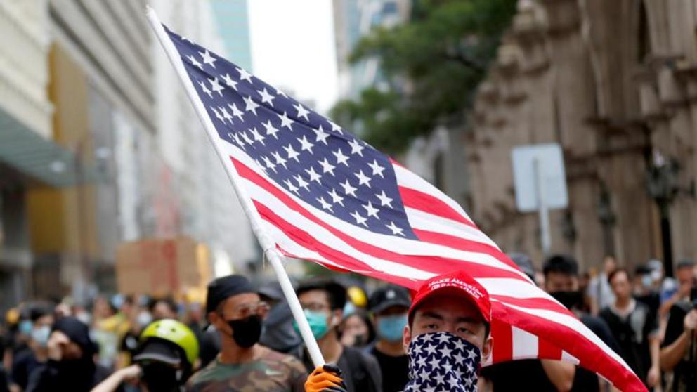 A protester carries a US flag during the march at Mongkok, in Hong Kong, China, August 3, 2019. ©  Reuters / Kim Kyung-Hoon