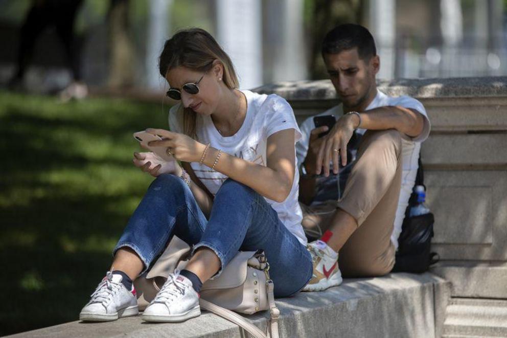 Around-the-clock cellphone use represents one of the most dramatic cultural changes in decades. (Erin Hooley / Chicago Tribune)