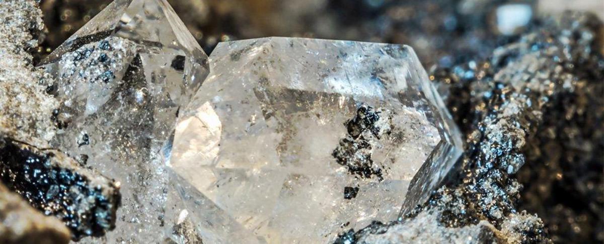 super-deep-diamonds-reveal-vast-reservoir-of-primordial-magma-as-old