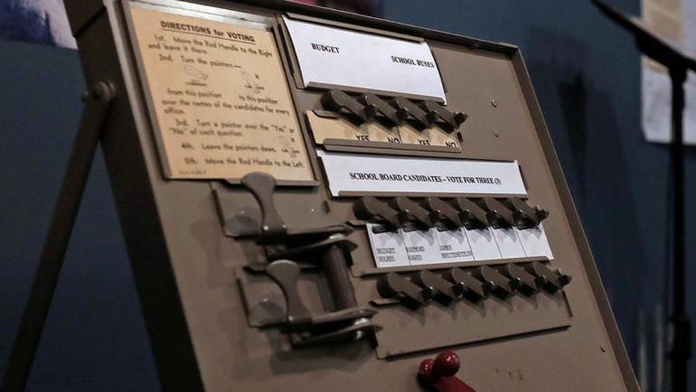 A mechanical voting machine from the early 20th century © Reuters / Mike Segar 