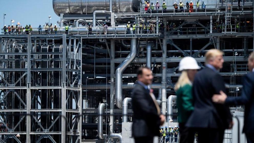 Workers watch as US President Donald Trump tours the Cameron LNG Export Facility May 14, 2019, in Hackberry, Louisiana. © AFP / Brendan Smialowski
