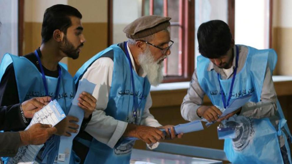Afghan election commission workers count ballot papers of the presidential election in Kabul, Afghanistan on September 28, 2019. © Reuters / Omar Sobhani