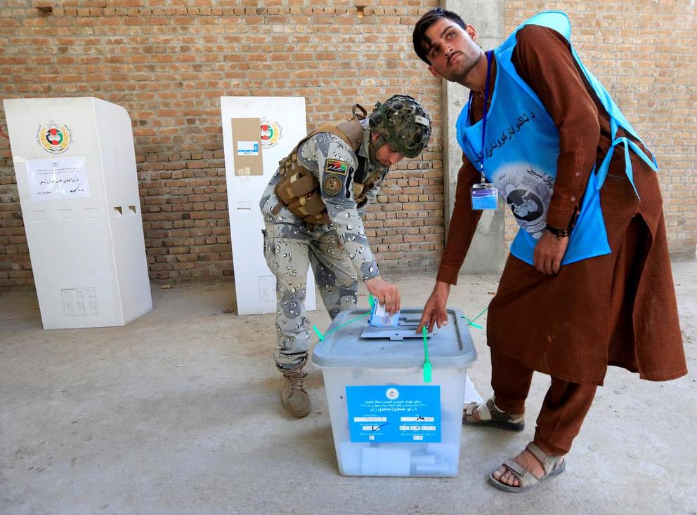 An Afghan policeman casts his vote in presidential election in Jalalabad. © Reuters / Parwiz
