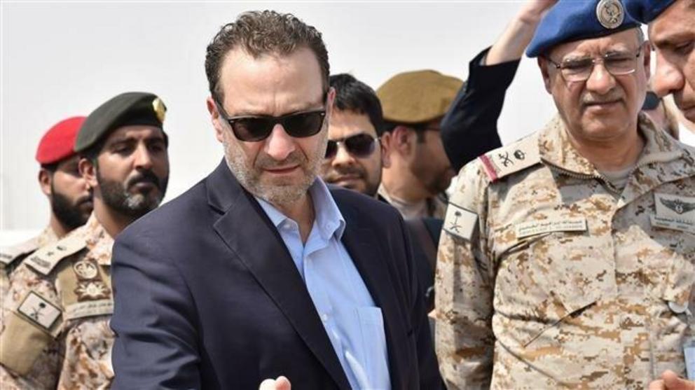 US Assistant Secretary of Near Eastern Affairs David Schenker (C) speaks with Saudi army officers during a visit to a military base in al-kharj in central Saudi Arabia on September 05, 2019. (Photo by AFP)
