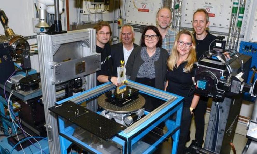  The team taking on the task of reading the scrolls. Left to right: Front row – Jens Dopke, Brent Seales, Francoise Berard, and Christy Chapman; Back Row – Robert Atwood and Thomas Connolley.